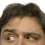 歪んだ眉毛