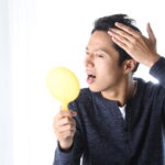 ショックを受ける男性