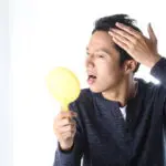 ショックを受ける男性