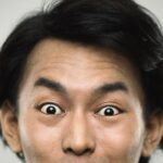 ぼさぼさの眉
