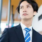 目が印象的な男性