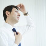身なりを整えるビジネスマン