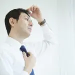身なりを整えるビジネスマン
