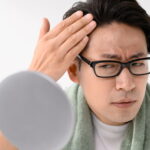 眉毛を気にする男性