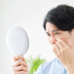 鏡を見て不安になる男性