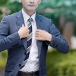 ジャケットを正す男性