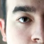 濃い眉毛