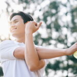 外でストレッチをする男性