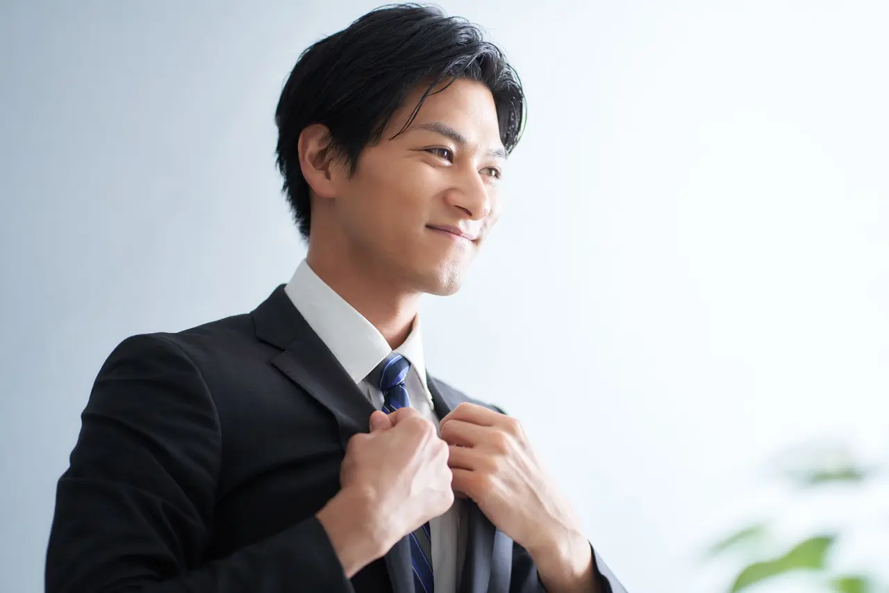 身だしなみを整える男性
