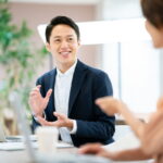 笑顔で会話をする男性