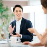 笑顔で会話をする男性