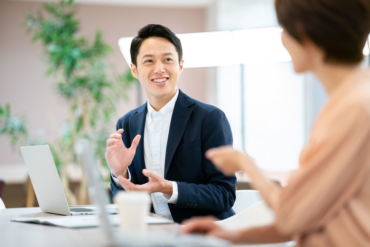 笑顔で会話をする男性