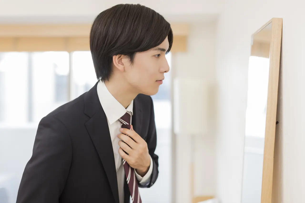 身だしなみを整える男性