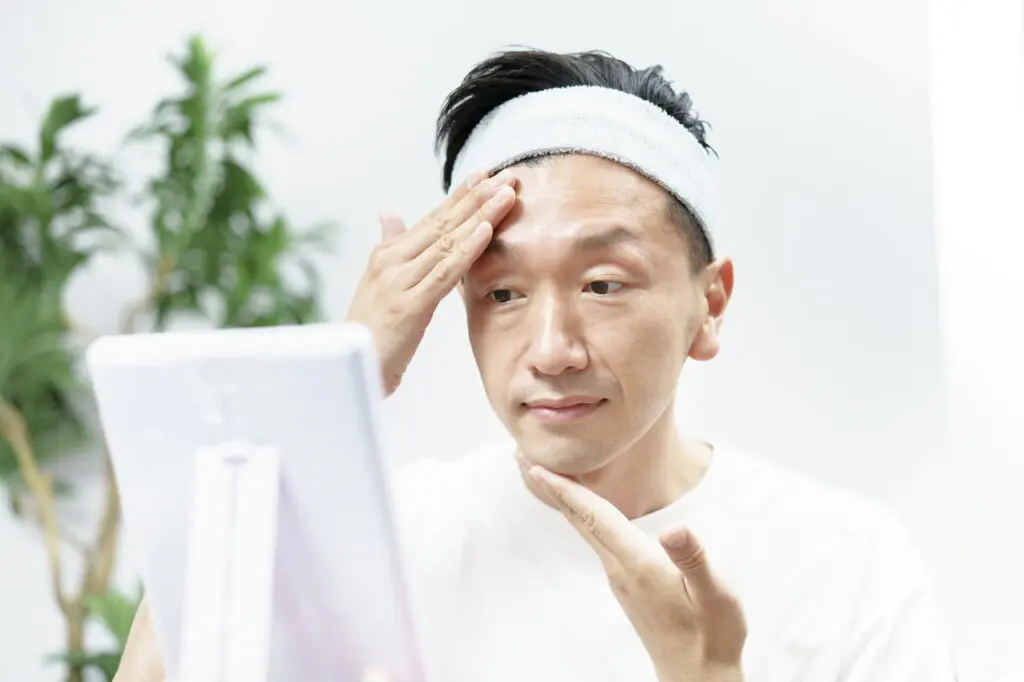 フェイシャルケアをする男性