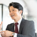 会話をする男性