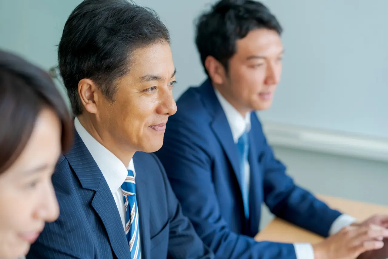 自信のある表情をした男性