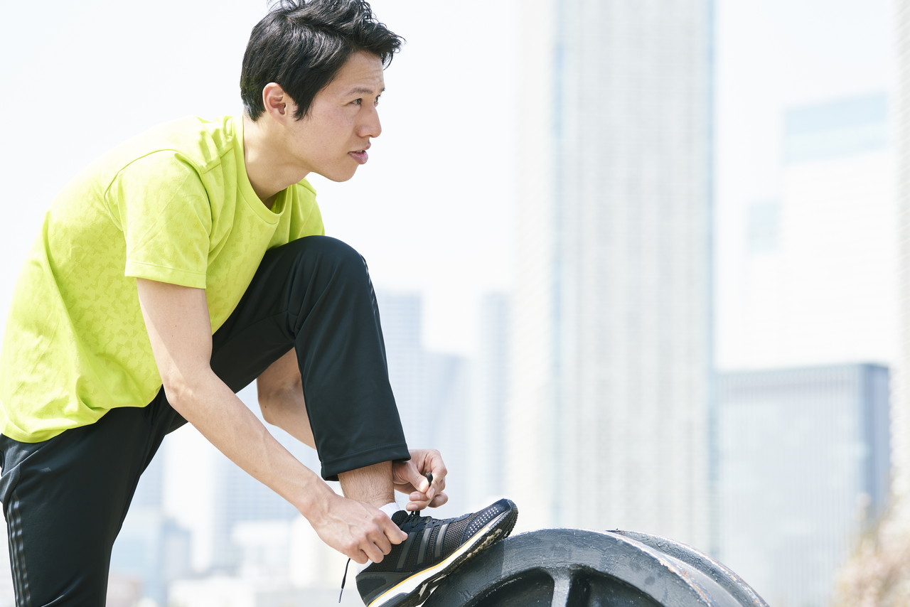 運動する男性