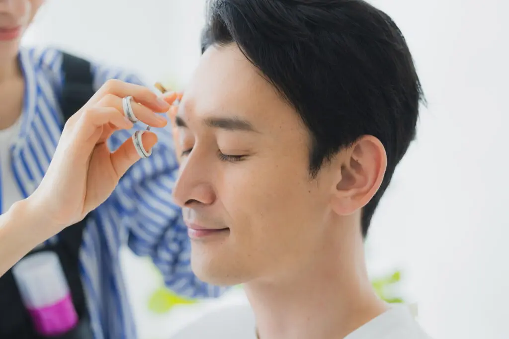 眉毛を整える男性