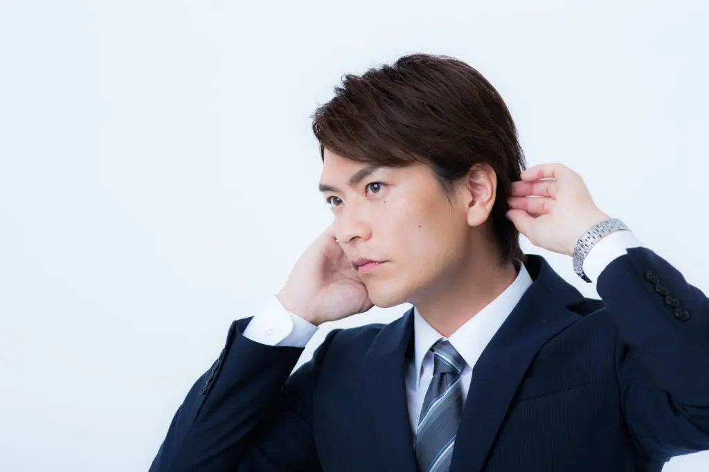 身だしなみを整えるビジネスマン