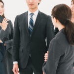 女性に囲まれるビジネスマン