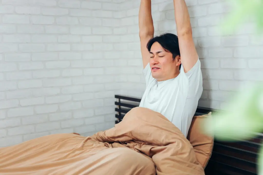 起床した男性
