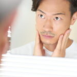 鏡を見る男性