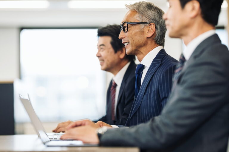 会議に臨むビジネスエグゼクティブたち。整った印象が信頼につながる場面