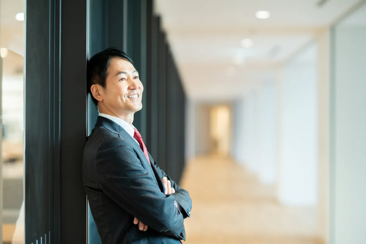 腕を組み自信を見せるエグゼクティブ。メンズエステサロン TransATT 代官山・中目黒・恵比寿本店